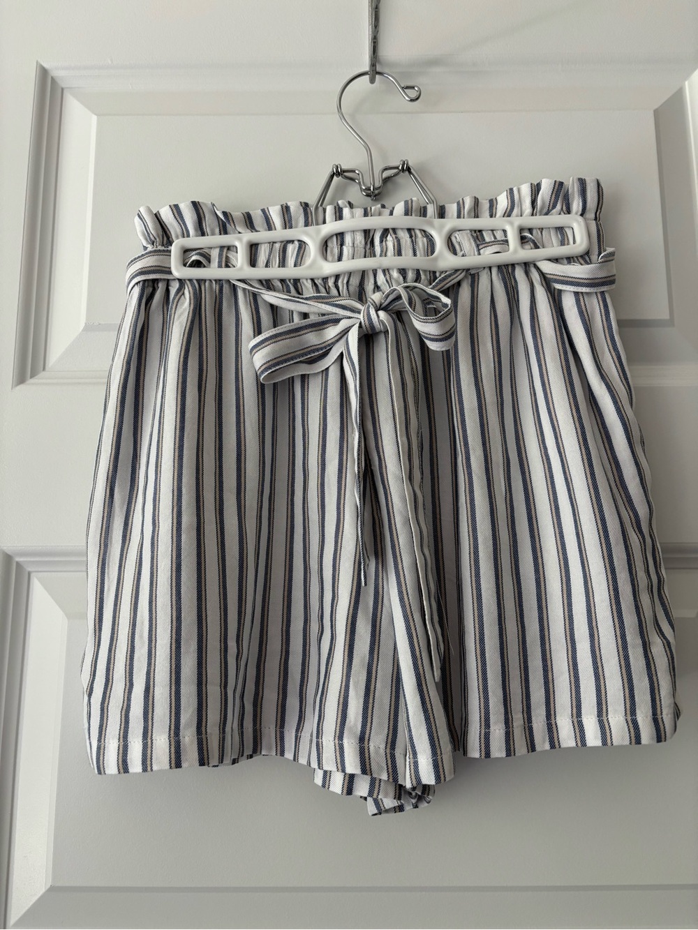 Hollister White Striped Paperbag Waist Tie Front Ultra High Rise Shorts Size XS